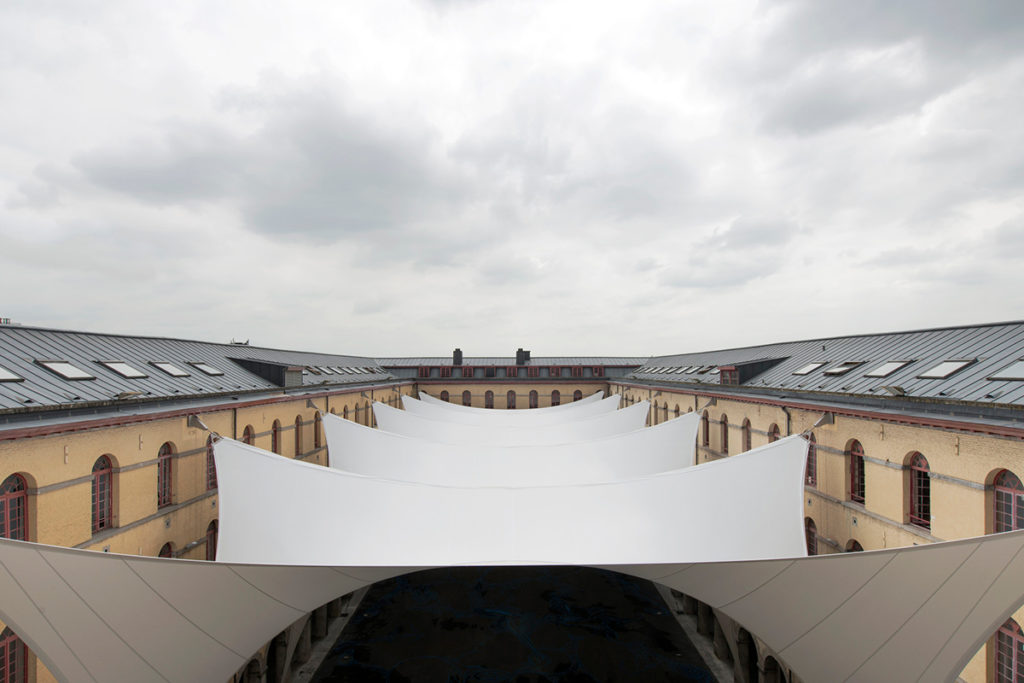 Mặt trên mái che quảng trường Carre Des Arts - Hiệu ứng nghệ thuật