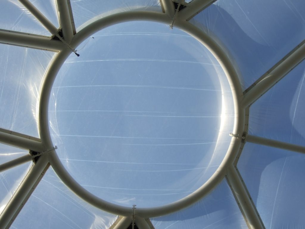 ứng dụng ETFE trong đặc tính dẫn truyền ánh sáng.