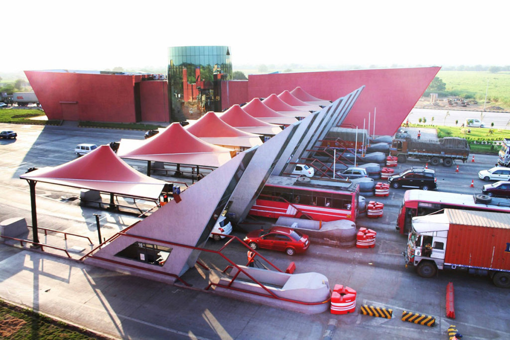 Mái che bạt căng trạm thu phí Archohm với cấu trúc đóng mở linh hoạt | Nguồn ảnh: Archdaily