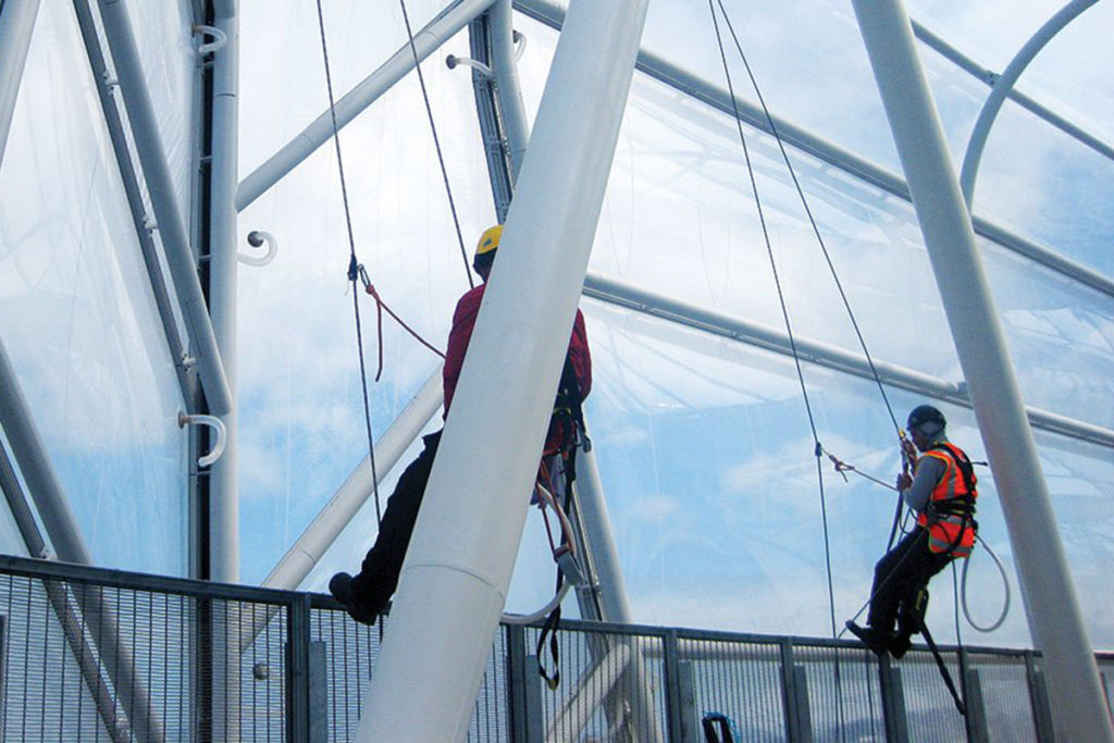 Đội ngũ thi công ETFE chuyên nghiệp | Photo: Internet