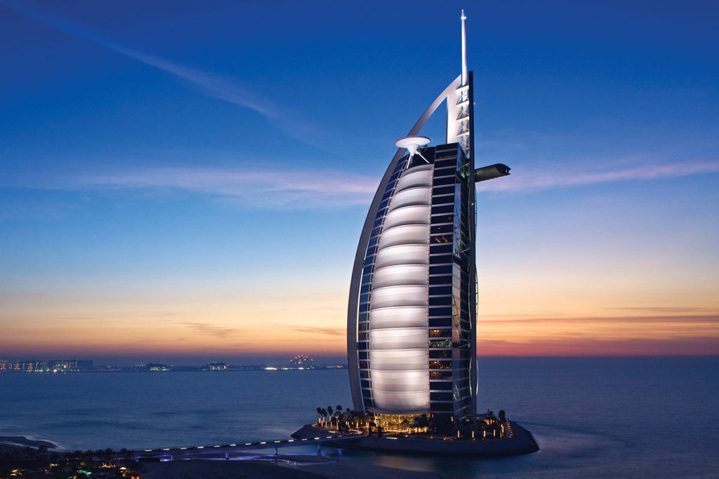 Toà nhà Burj Al Arab với mặt đứng bạt căng Burj Al Arab thiết kế từ chất liệu PTFE cách nhiệt dưới ánh hoàng hôn | Nguồn ảnh: advenser