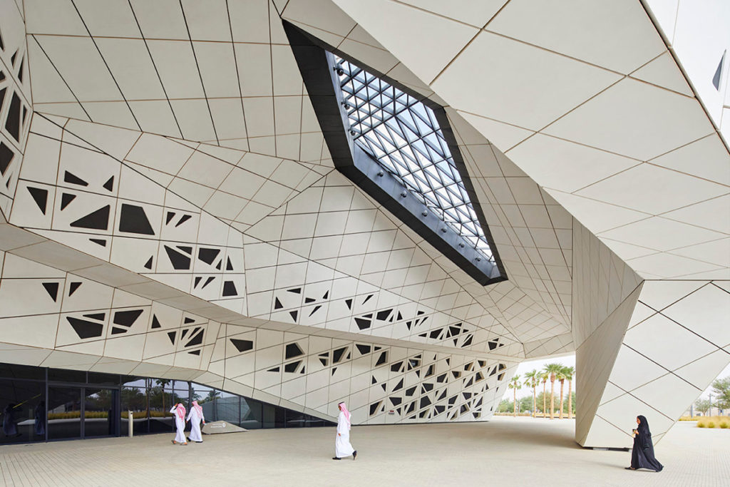 Cấu trúc tổ ong nhìn từ ngoài thiết kế bạt căng trung tâm nghiên cứu King Abdullah | Nguồn ảnh: Zaha Hadid