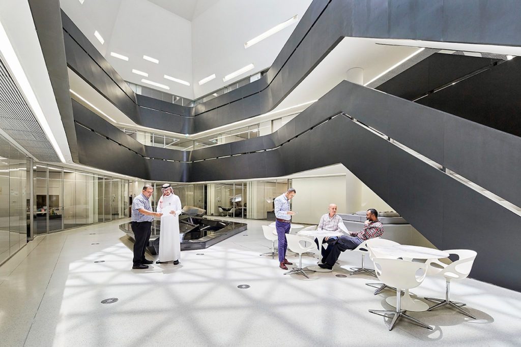 Không gian bên trong thiết kế bạt căng trung tâm nghiên cứu King Abdullah | Nguồn ảnh: Zaha Hadid