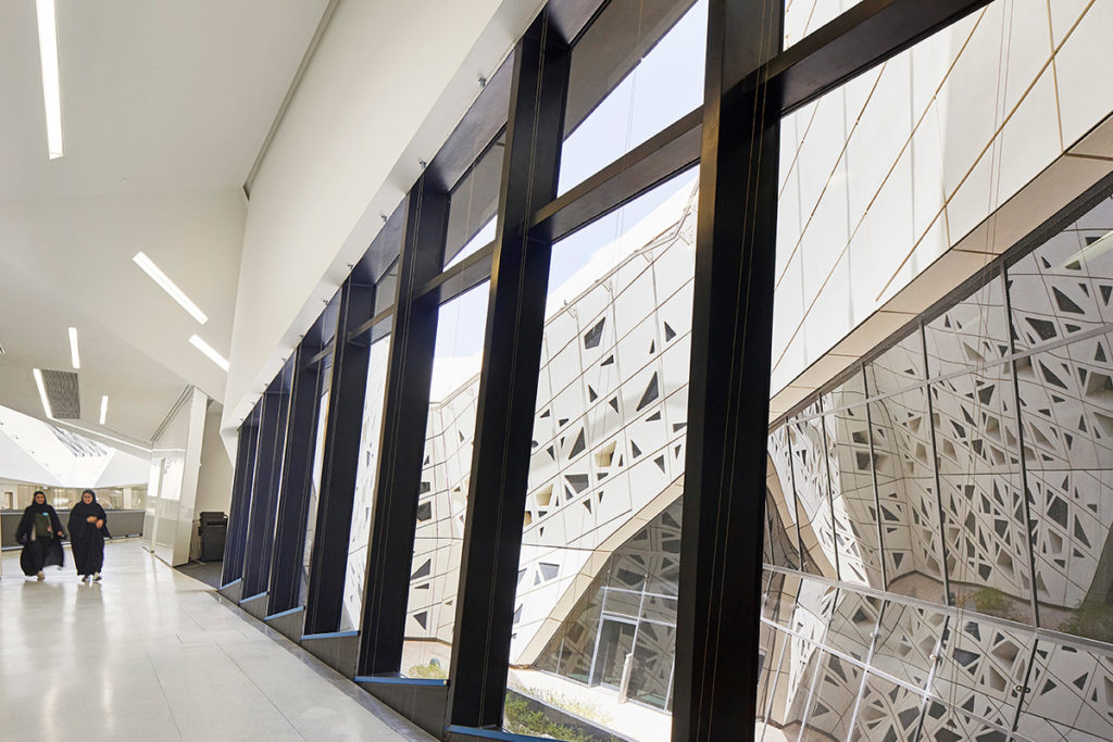 Thiết kế bạt căng trung tâm nghiên cứu King Abdullah với cấu trúc tổ ong | Nguồn ảnh: Zaha Hadid