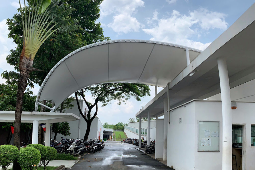 Mái che định hình sảnh đón trường quốc tế Pháp quận 9 | Photo: Flexiiform