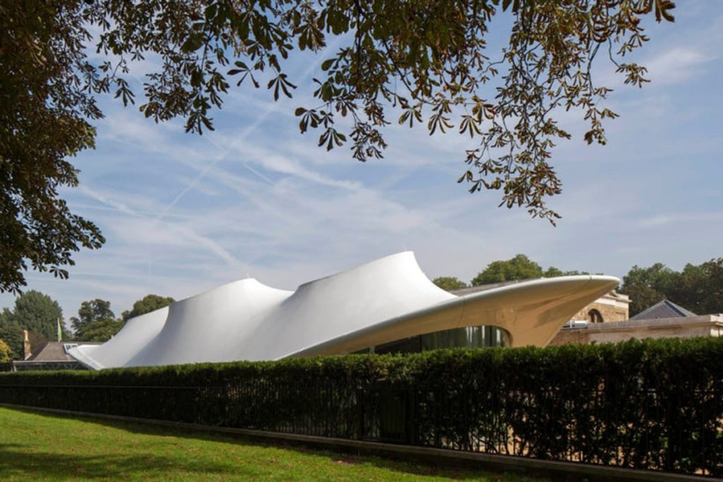 Tổng quan mái che gallery Serpentine Sackler với vải làm phương tiện xây dựng