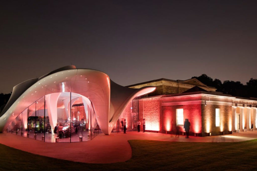 Điểm nhấn mái che gallery Serpentine Sackler buổi tối với thiết kế phức tạp