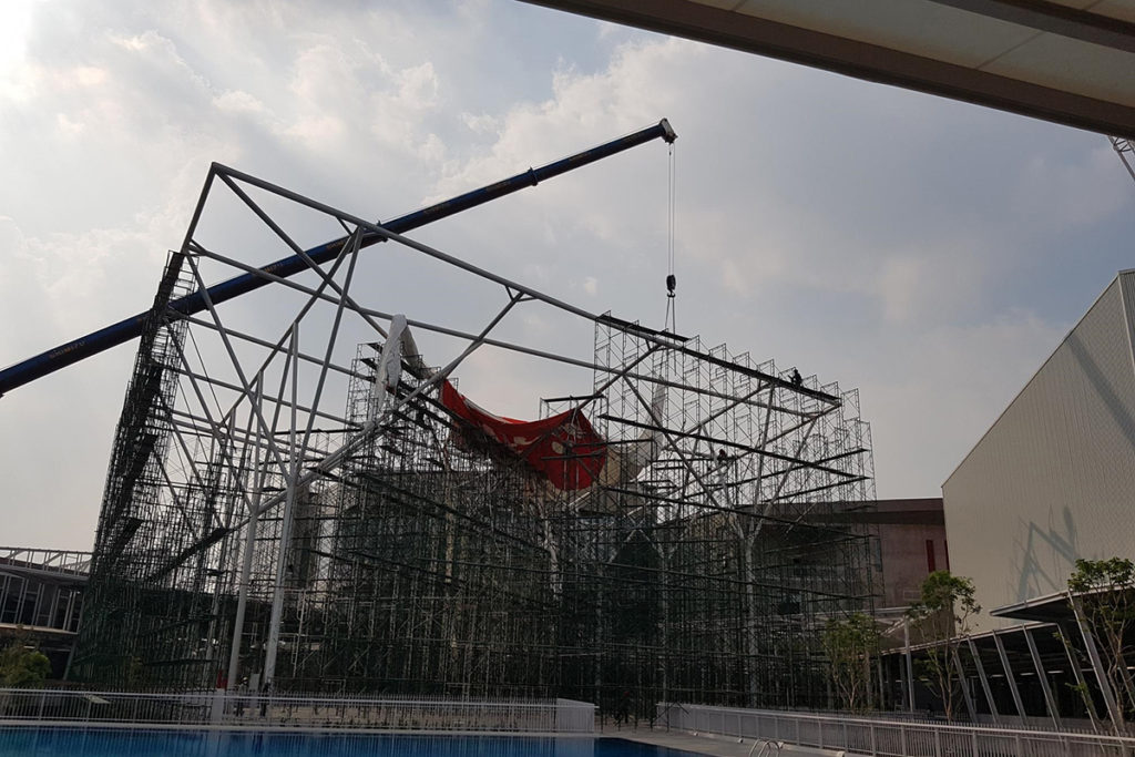 Chi tiết thi công kết cấu giàn thép của mái che quảng trường.