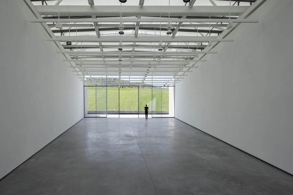 Không gian rộng rãi dưới mái che Art Gallery Château La Coste tràn ngập ánh sáng