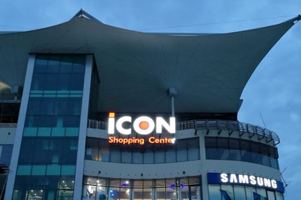Hệ thống mái che rooftop IconSiam với thiết kế dạng cánh buồm hiện đại.