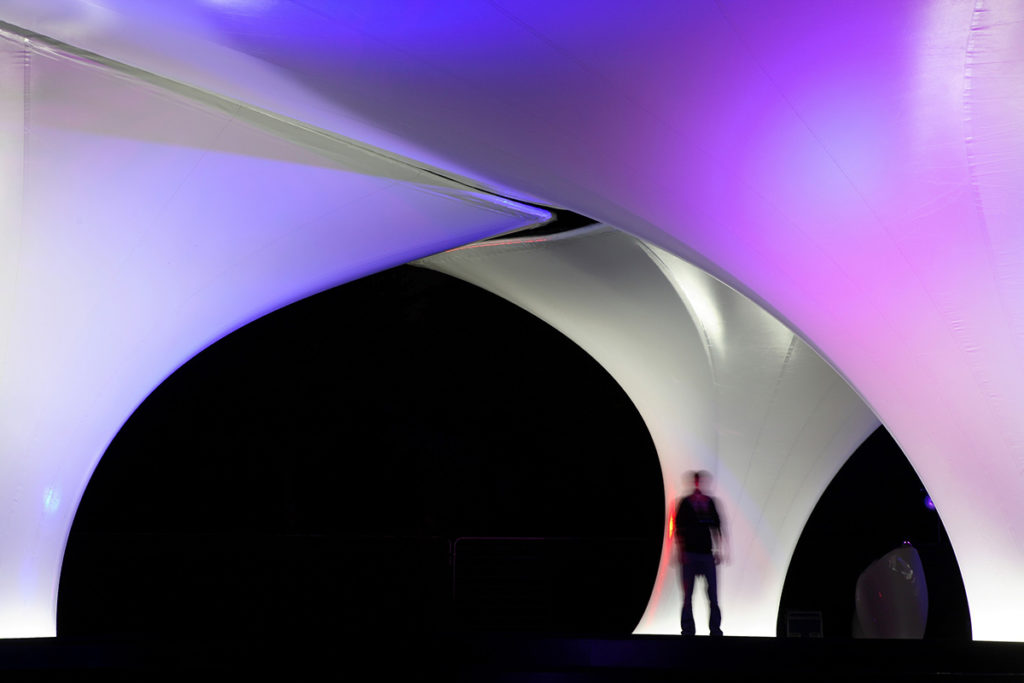 Ánh sáng huyền ảo phát ra từ bạt căng che nắng The Lilas Zaha Hadid ngoài trời | Nguồn ảnh: Archello