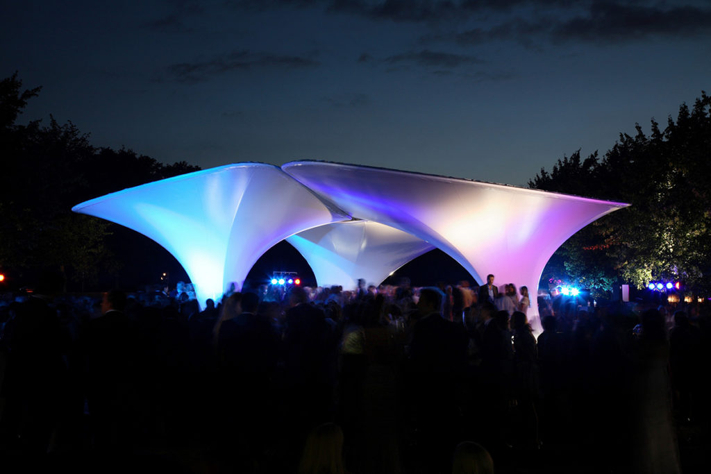 Bạt căng The Lilas Zaha Hadid dưới màn đêm | Nguồn ảnh: Archello