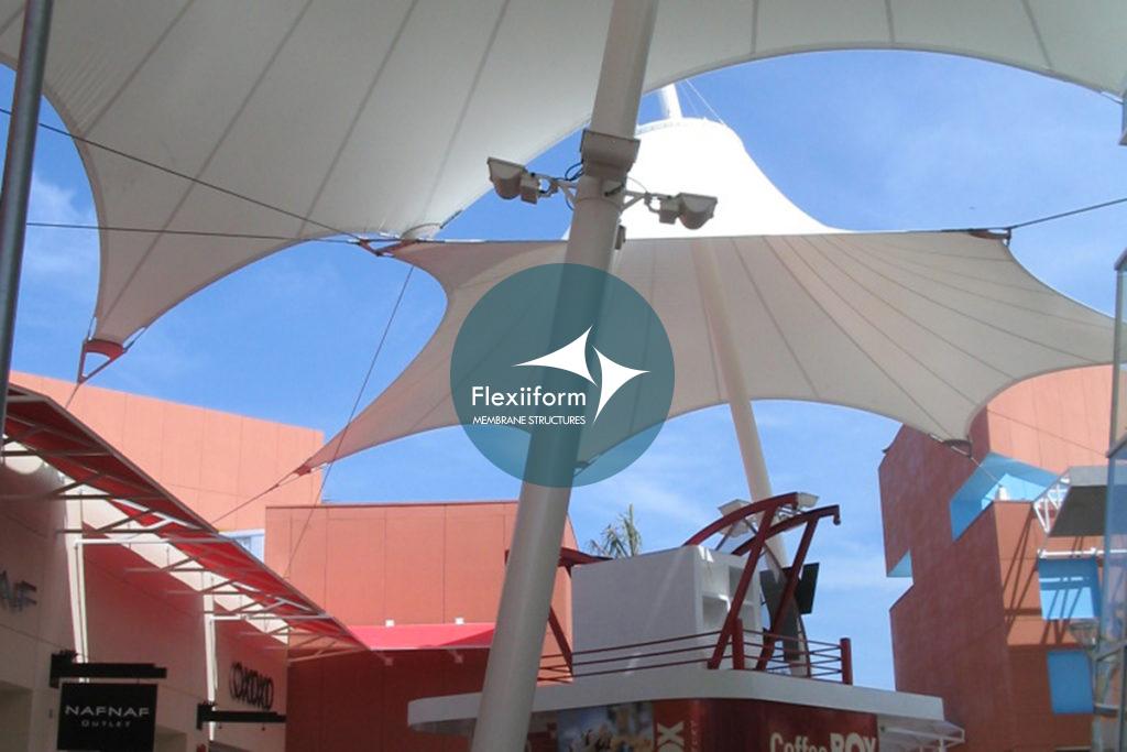 Toàn cảnh thiết kế thi công mái che lối đi Outlet Mall với 3 chóp nón.