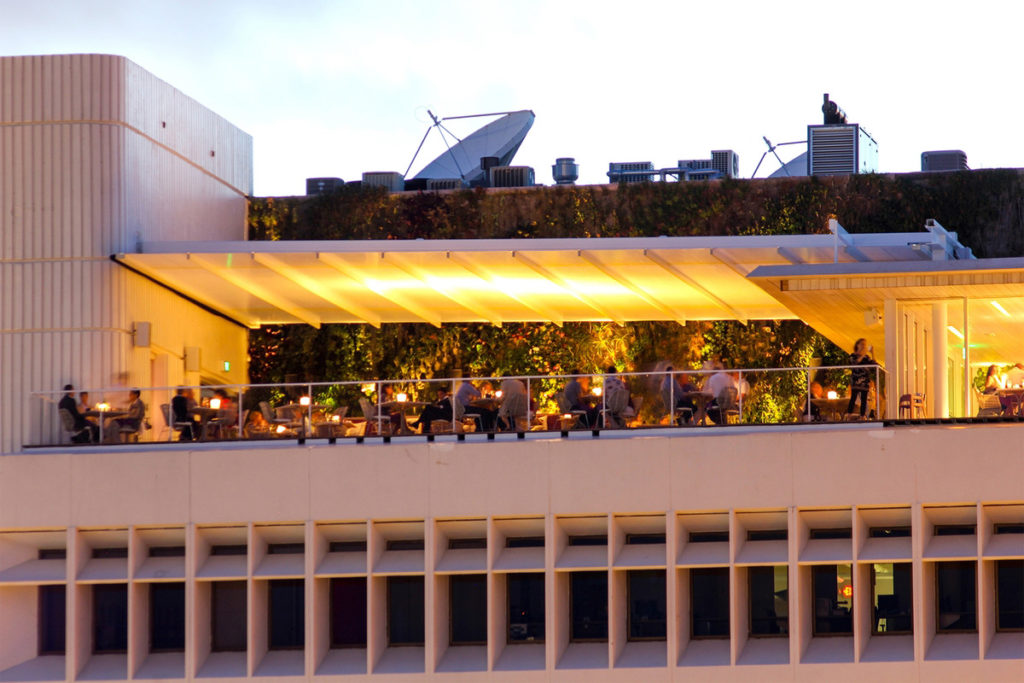 Rooftop bar_Mái che sân thượng cao cấp nâng cao trải nghiệm dịch vụ | Nguồn ảnh: Uni-Systems