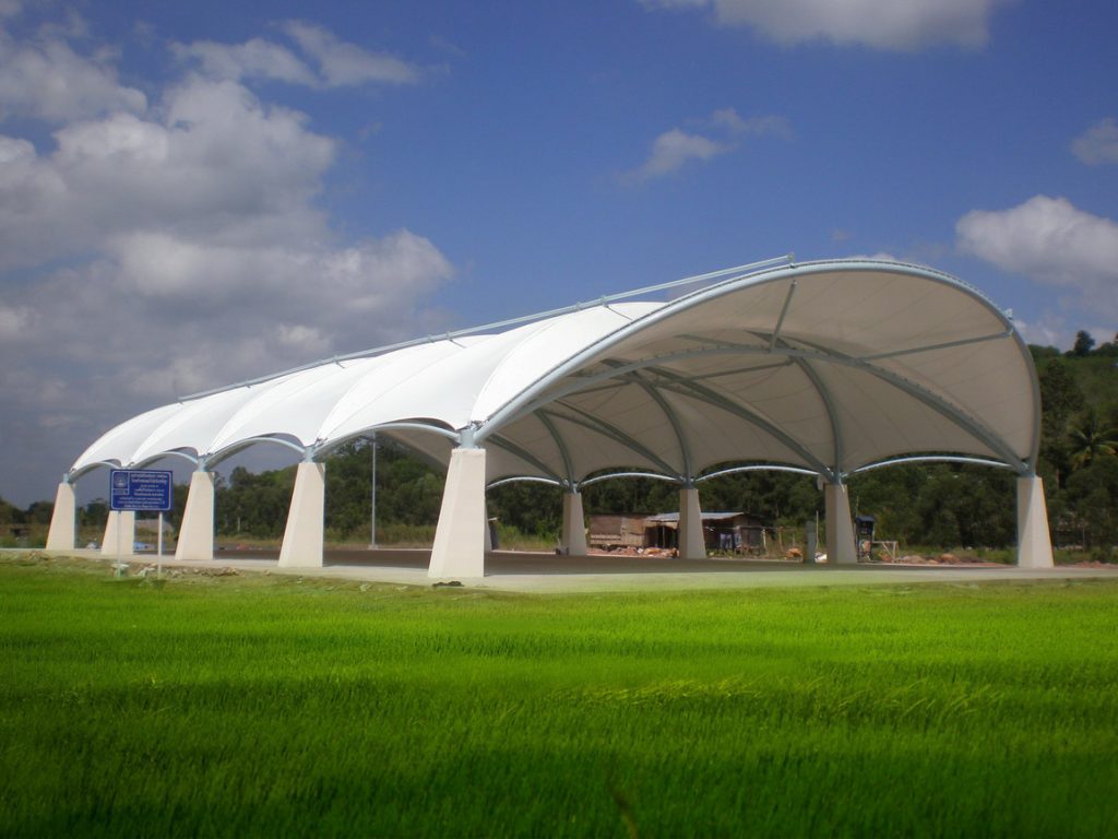 Ứng dụng bạt căng showroom làm phần mái che