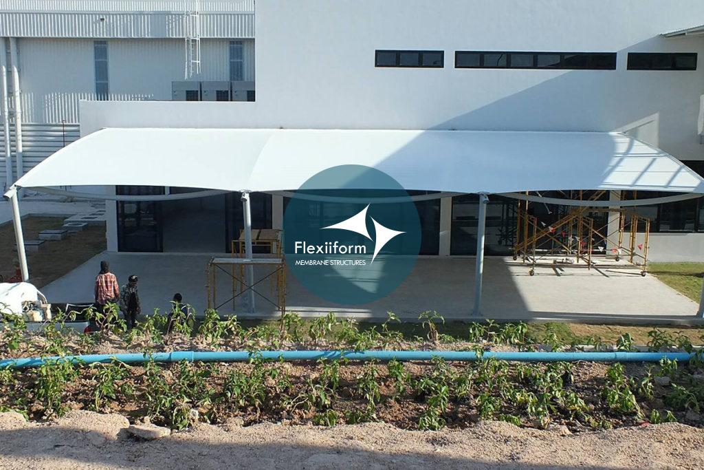 Tổng thể mái che canteen nhà máy AC Rayong với kết cấu vòm bạt căng.
