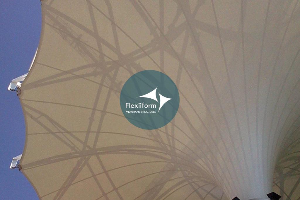 Chi tiết điểm thu nước trung tâm của mái che walkway.