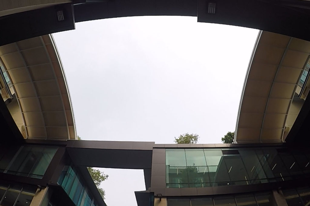 Mái trượt giếng trời ở trạng thái mở, lấy sáng và gió tự nhiên.