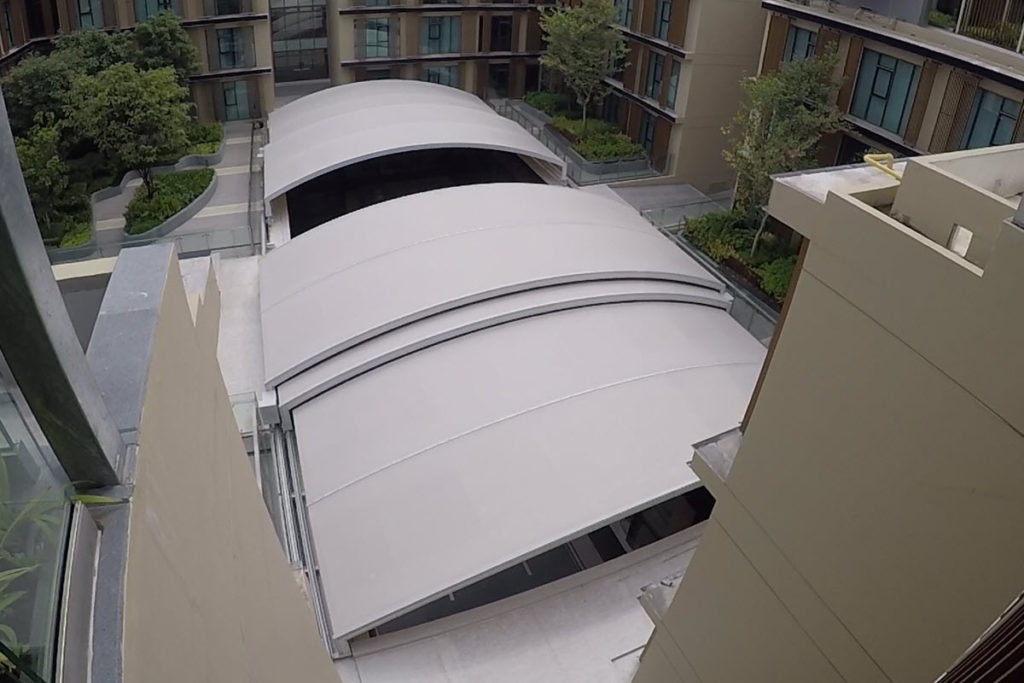 Chi tiết hệ thống ray trượt và kết cấu của mái trượt giếng trời.