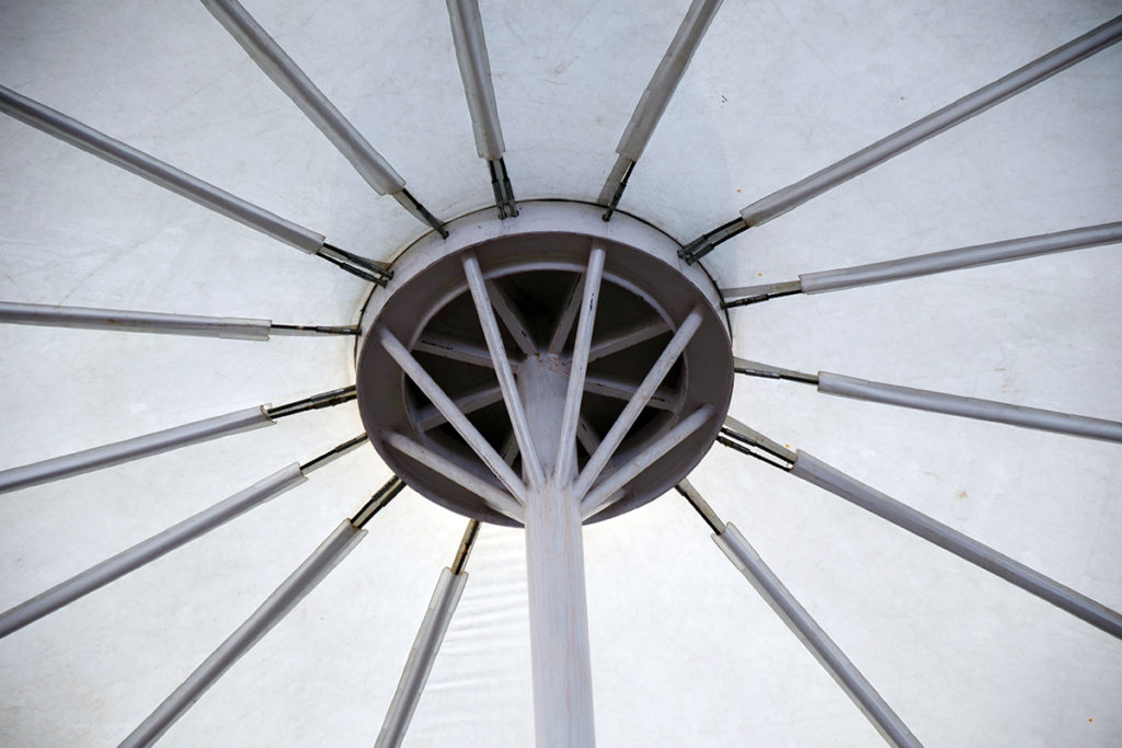 Chi tiết kết cấu giàn thép của mái che thông tầng.