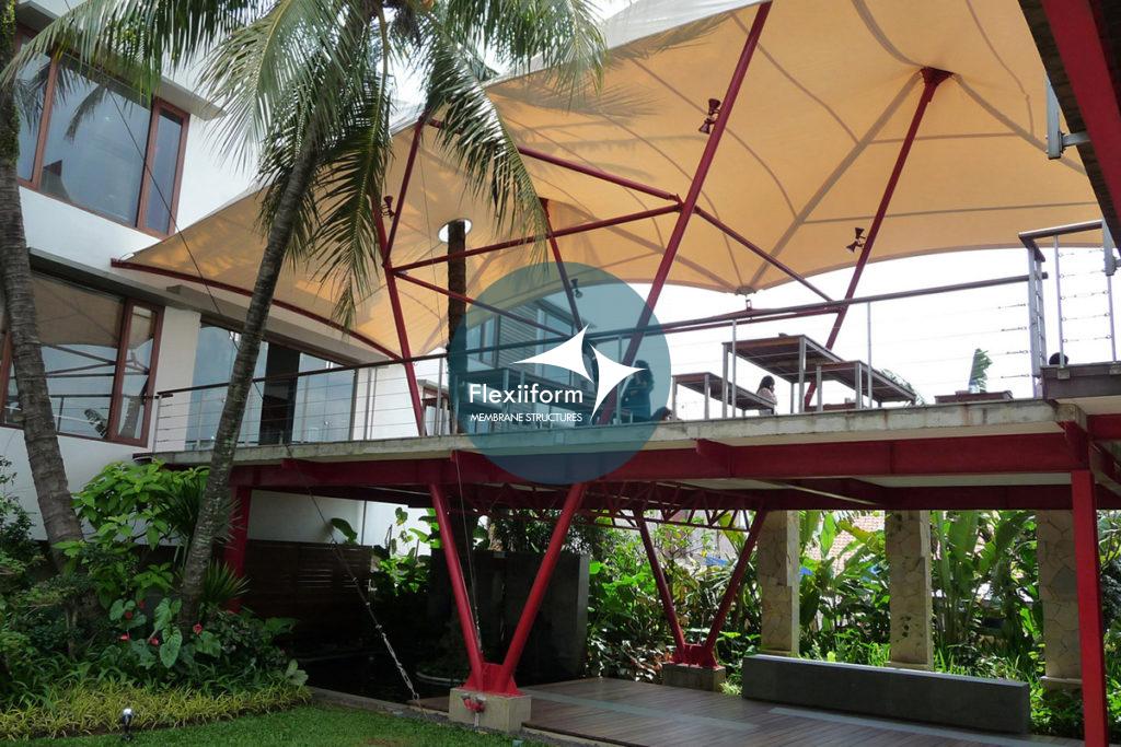 Mái che cầu đi bộ Cafeteria Ino với thiết kế hai chóp nón độc đáo.