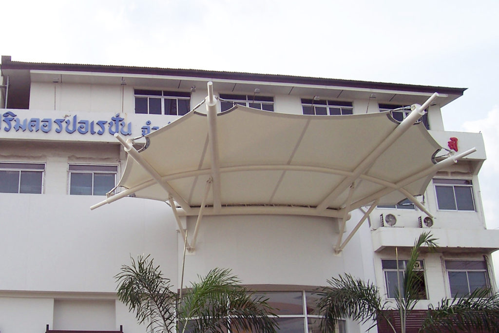 Mái che canopy hoàn thiện, tạo không gian sảnh đón hiện đại.