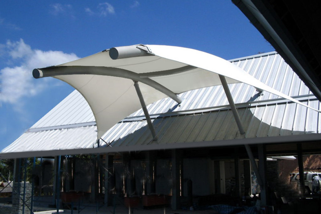Chi tiết kết cấu cantilever của mái che canopy.
