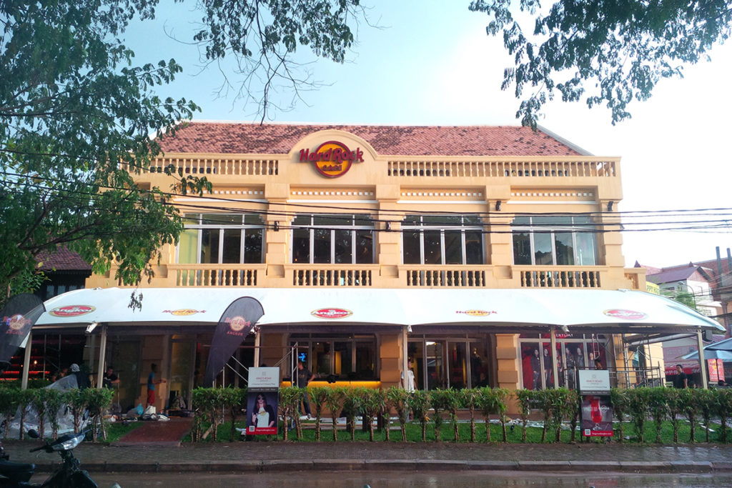 Không gian ngoài trời được che chắn hiệu quả bởi mái che quán cafe.
