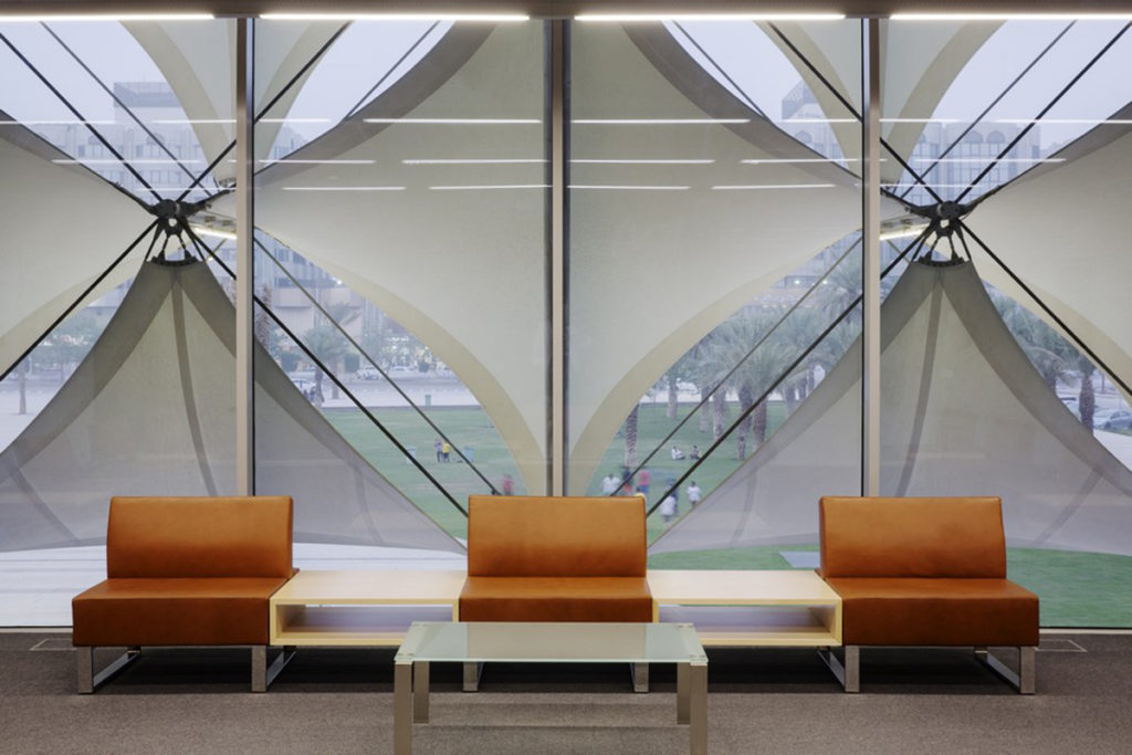 Không gian nhìn từ trong ra lớp vỏ bao cấu trúc màng căng Tensile Facade PVDF thư viện quốc gia King Fahad