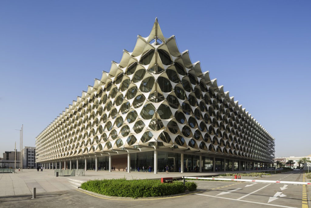 Giao diện toàn cảnh của vỏ bao cấu trúc màng căng Tensile Facade PVDF thư viện quốc gia King Fahad vào ban ngày