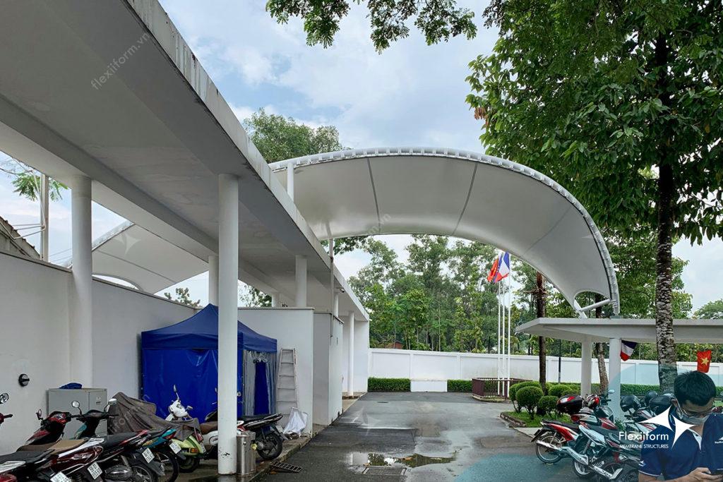 Thiết kế dạng tự do của mái che bạt căng trường học.