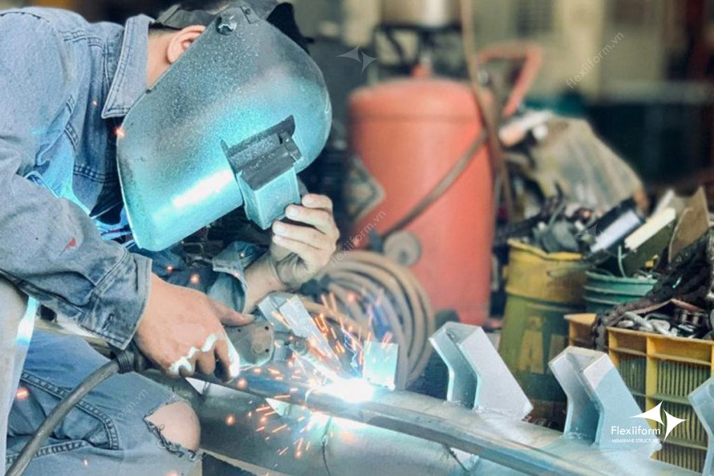 Quá trình thi công, lắp đặt mái che bạt căng trường học.