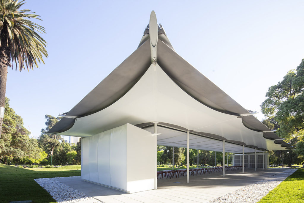 Mái Che Showroom MPavilion Unveiled Austalia với lối đi giữa