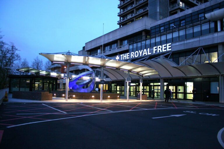 Mái che sảnh bệnh viện The Royal Free về đêm