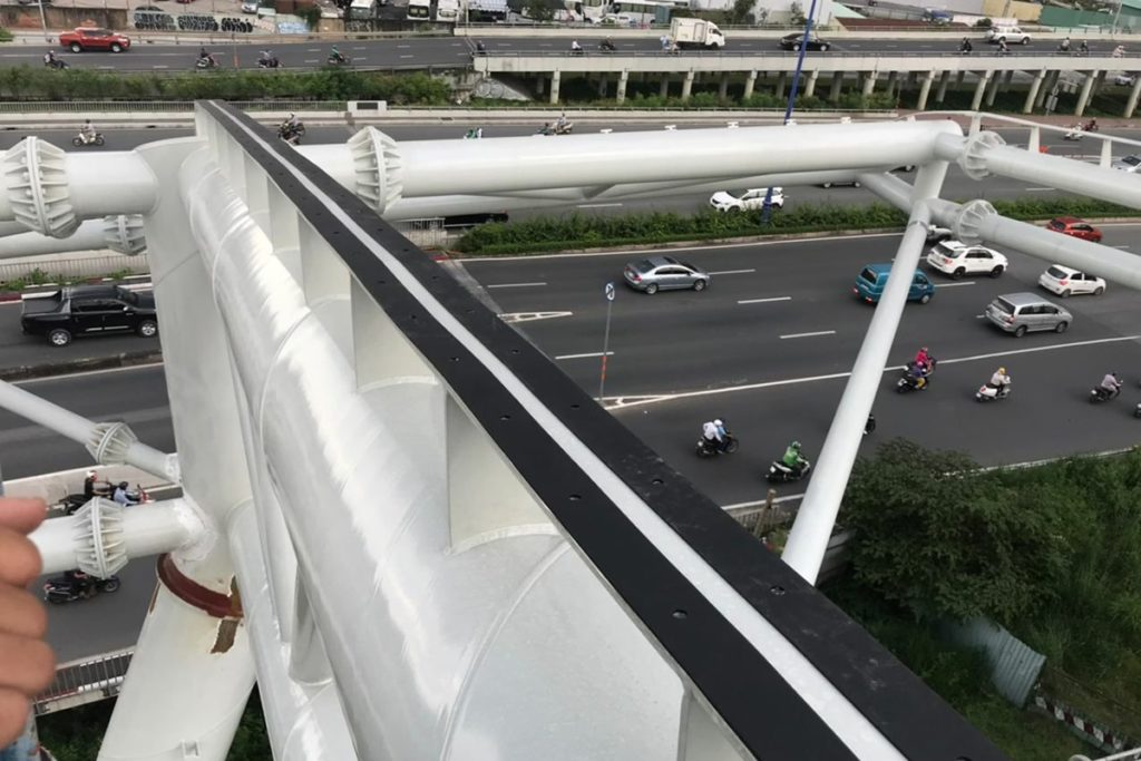 Chi tiết gần hệ khung mái che Metro Tân Cảng bằng bạt căng PTFE
