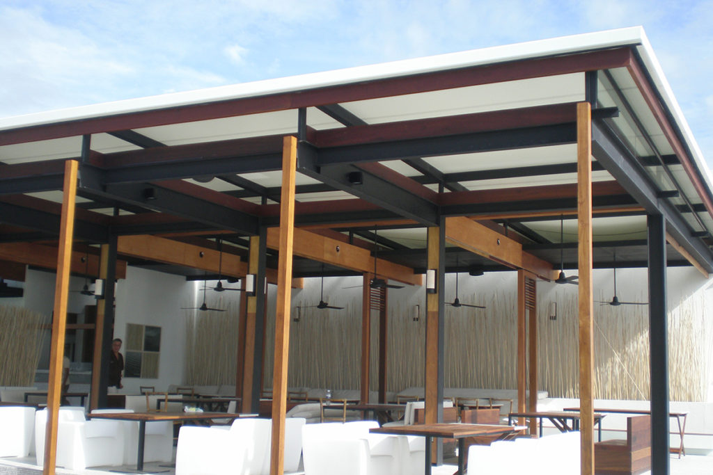 Chi tiết kết cấu khung thép của mái che nhà hàng resort.