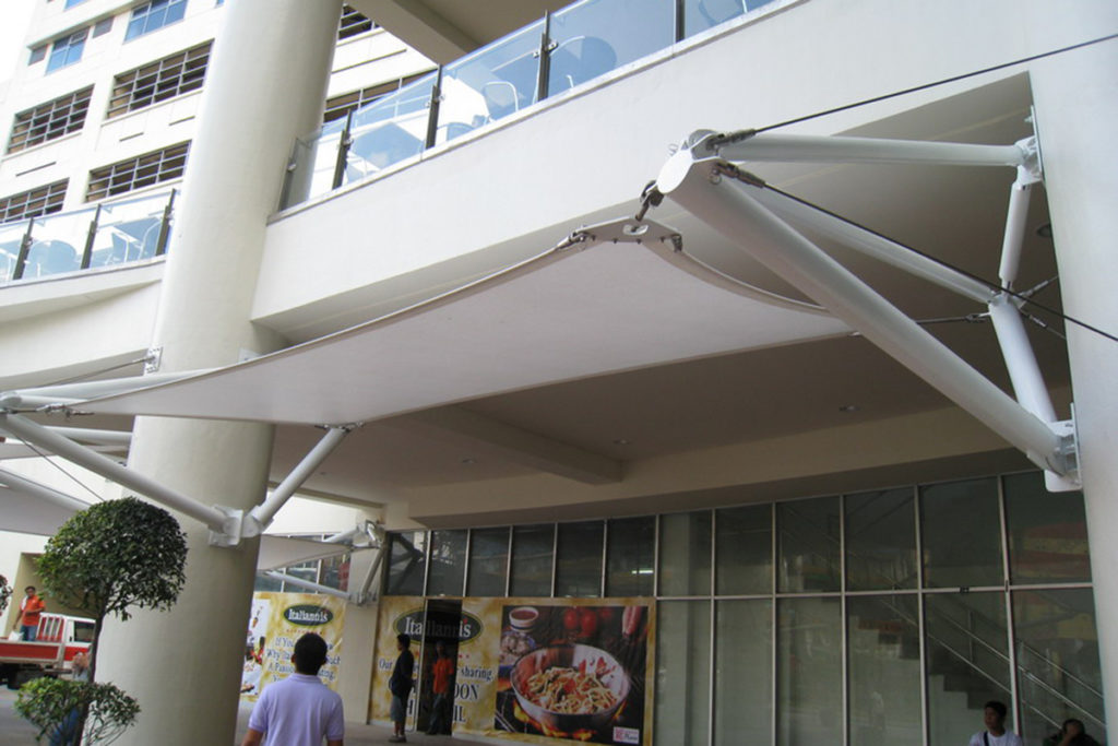 Mái che lối đi tòa nhà Robinsons Place Manila hoàn thiện.