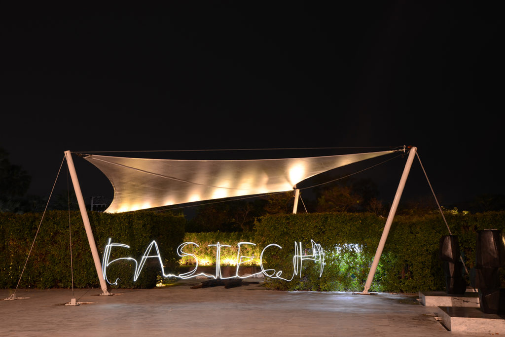 Chi tiết kết cấu của mái che Drop-off dạng cánh buồm.