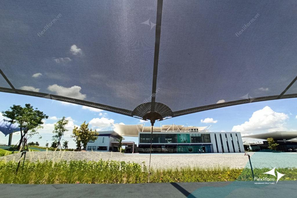 Chi tiết liên kết cáp và màng căng của mái che lối đi.