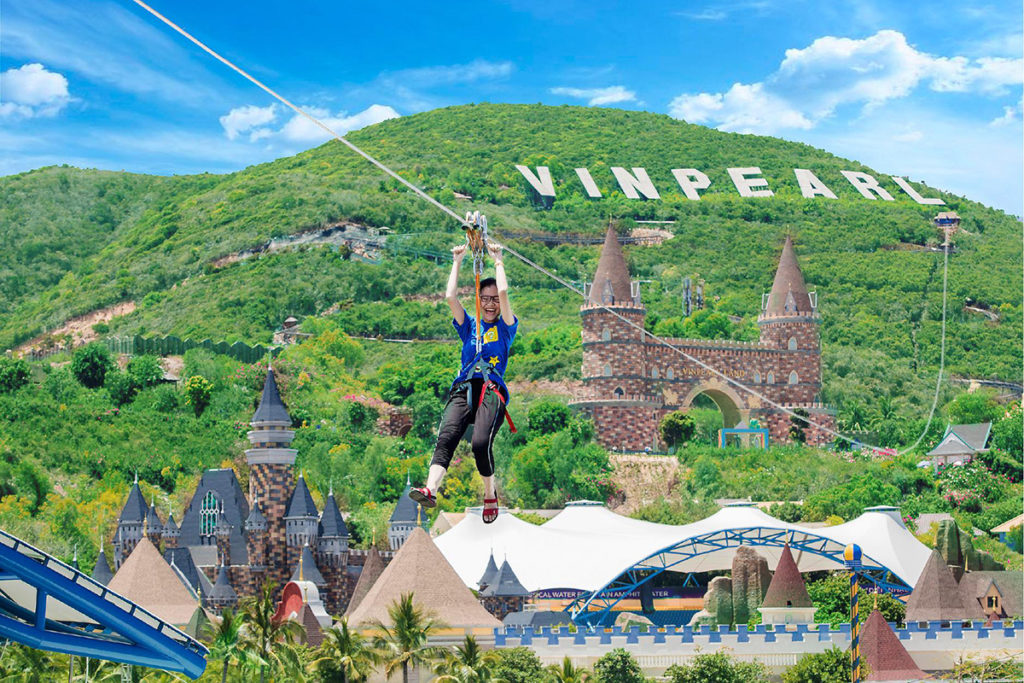 Khu vui chơi Vinpearl Land với mái che bạt căng