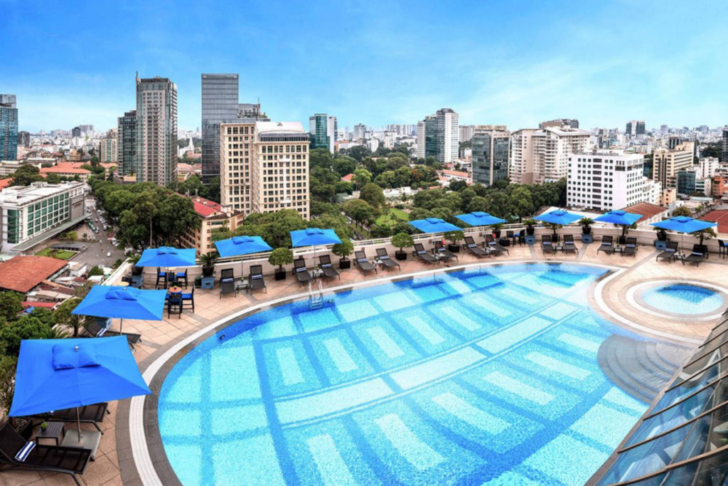 Thi công mái che bạt căng TP HCM-mái che hồ bơi và poolbar S Poolbar Sofitel