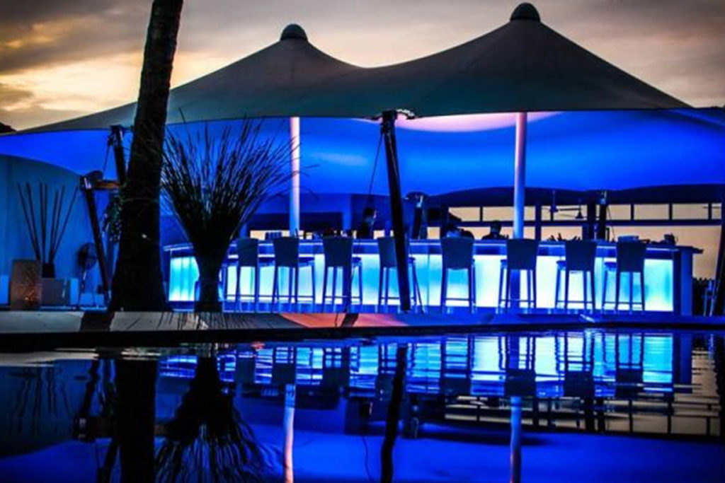 Thi công mái che bạt căng TP HCM- mái che nhà hàng khách sạn The Deck Bar SG