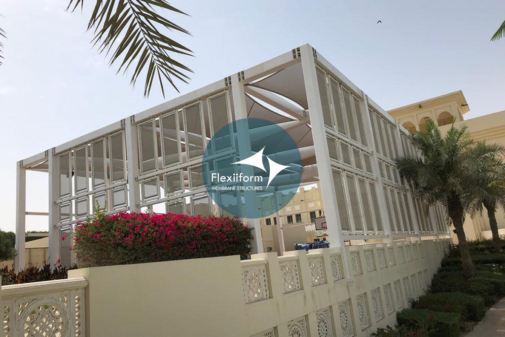 Chi tiết kết cấu vòm thép và không gian bên trong mái che sân bóng rổ.