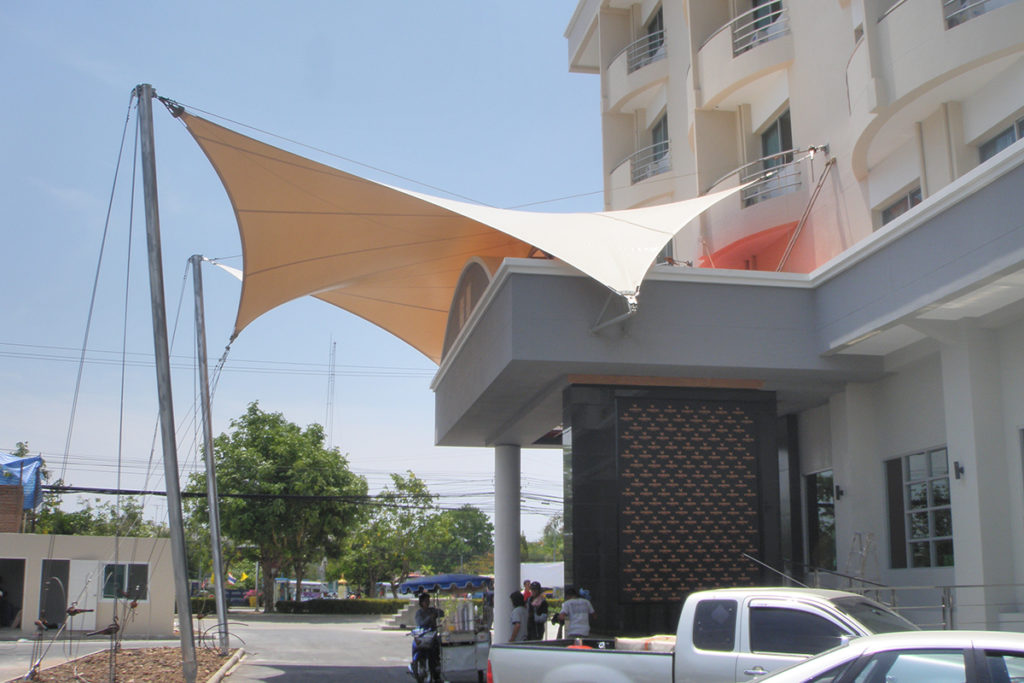 Mái che sảnh đón Vasidtee Buildings hoàn thiện.