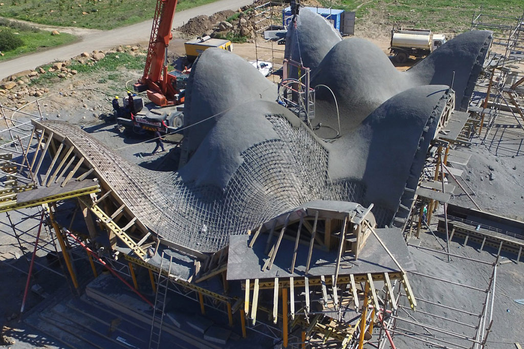 Thi công đổ vỏ mỏng mái che kiến trúc Bosjes Chapel