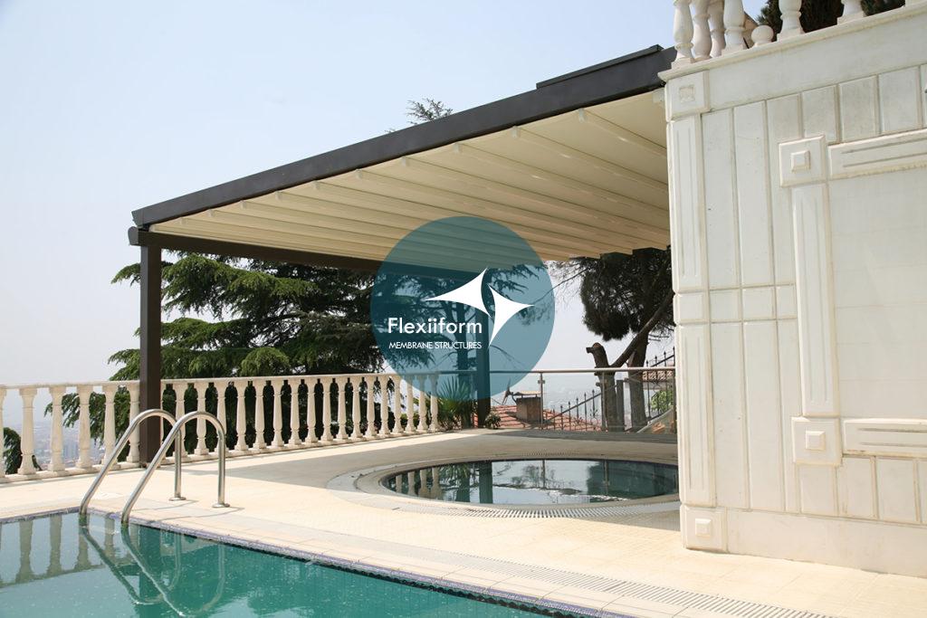 Mẫu mái che sân thượng đẹp khu vực bể bơi của FlexiiFold