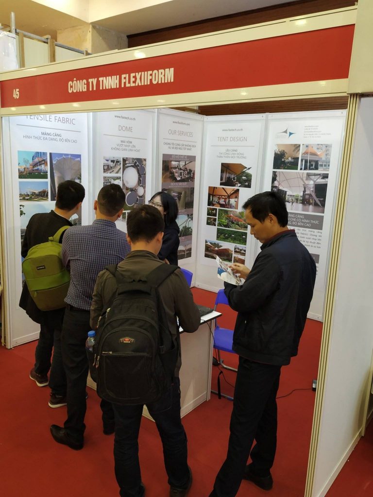 khách hàng tham quan mô hình bạt căng của flexiiform tại vietbuild 2019