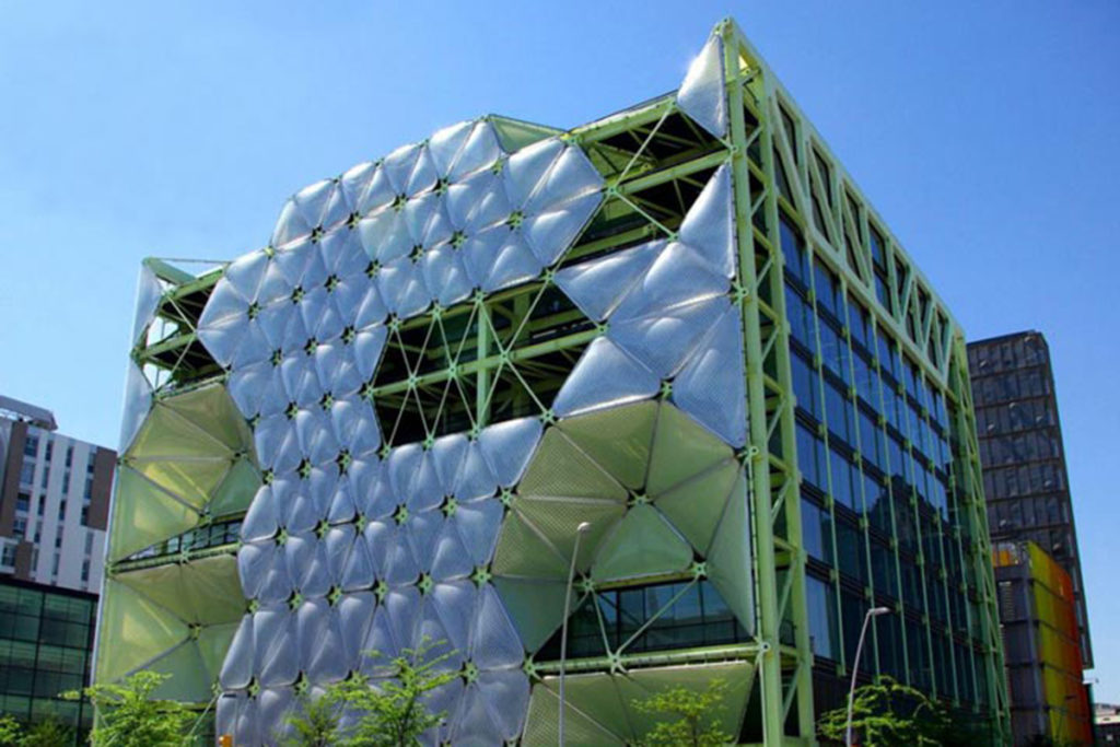 Kiến trúc ETFE sáng tạo bao che mặt tiền với hiệu ứng ánh sáng