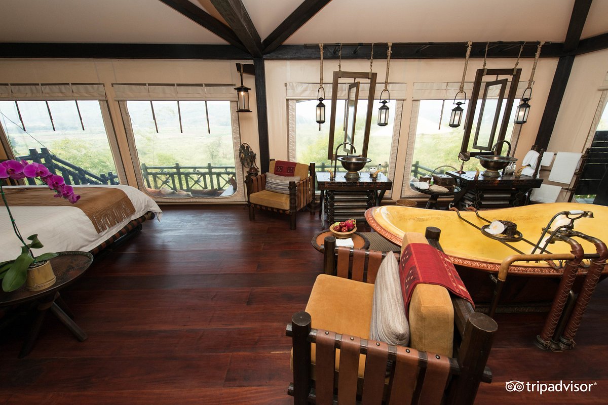 Nội thất tối giản trong thiết kế tinh gọn của lều glamping với bạt căng