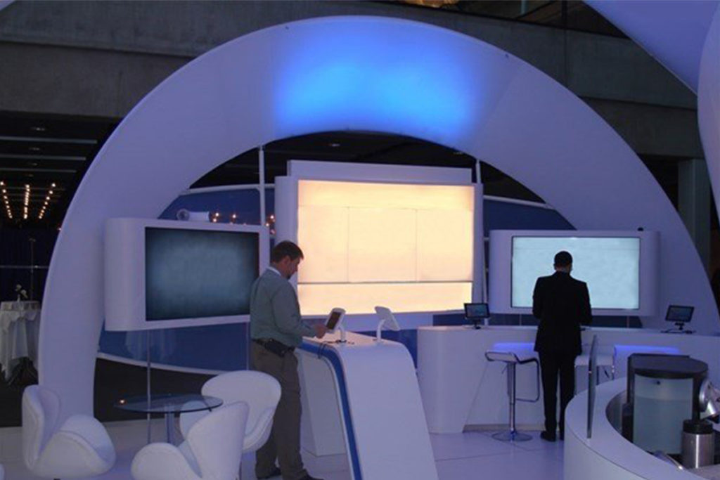 Không gian thoáng đãng của mái che gian hàng triển lãm